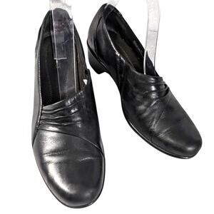 NWOT! CLARKS! BLACK GENUINE LEATHER MEGA PADDED COMFY RUBBER SOLE LOAFERS! SZ 8M